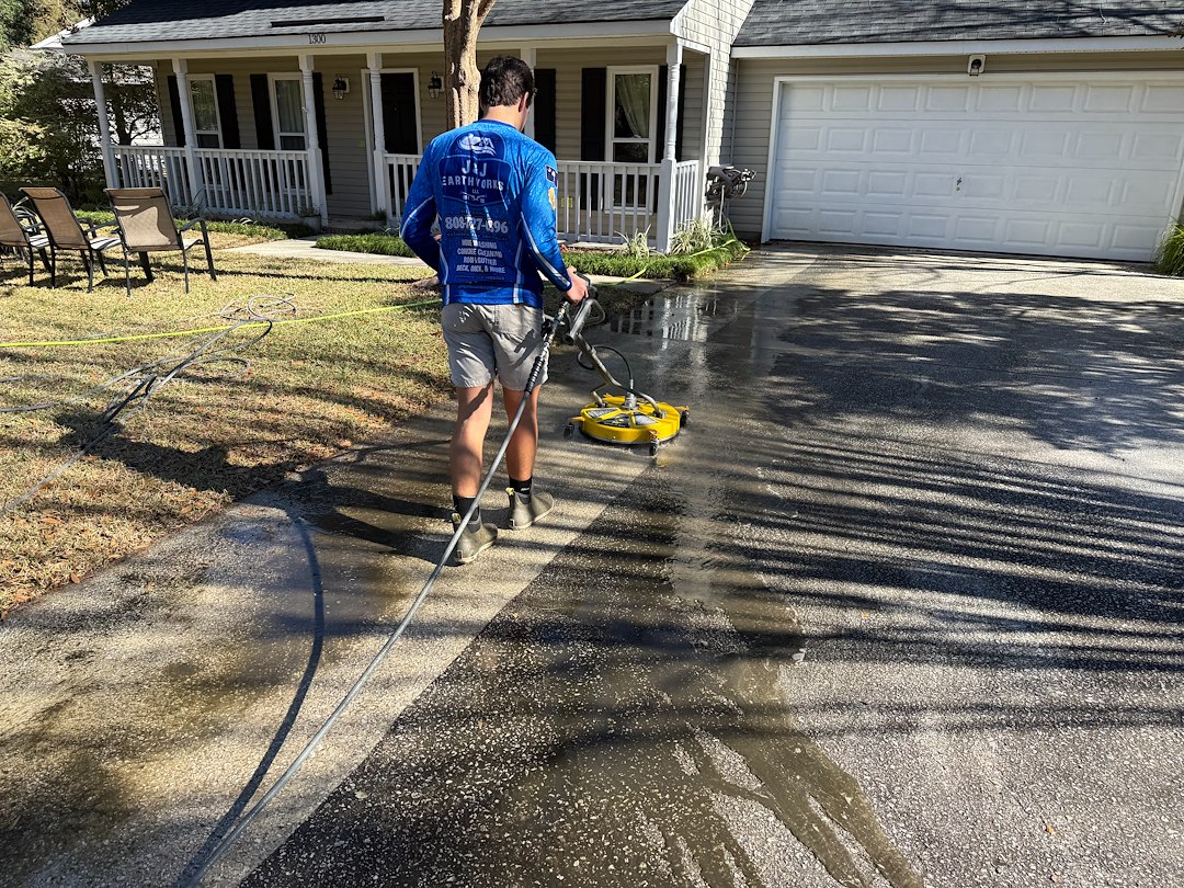 J&J Earthworks Delivers Expert House Wash, Driveway Cleaning, and Gutter Cleaning in Mount Pleasant, SC