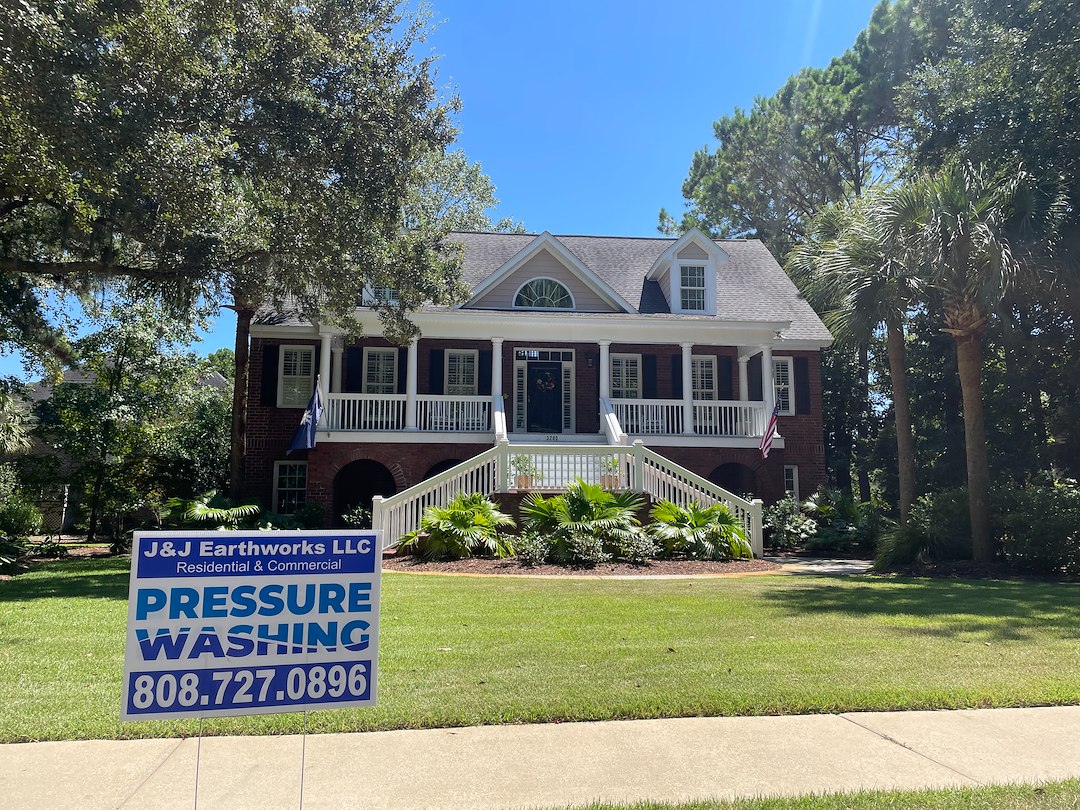 J&J Earthworks Revitalizes Homes with House Soft Wash in Hamlin Plantation, Mount Pleasant